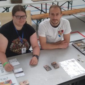 Elodie et Olivier devant une table de Conseil de Guerre