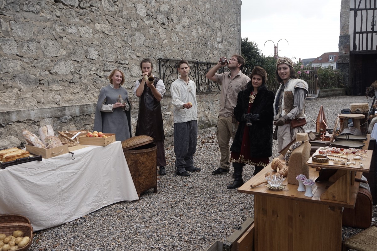 Les personnages du village dans le décor installé dans la cour du musée Mathon-Durand