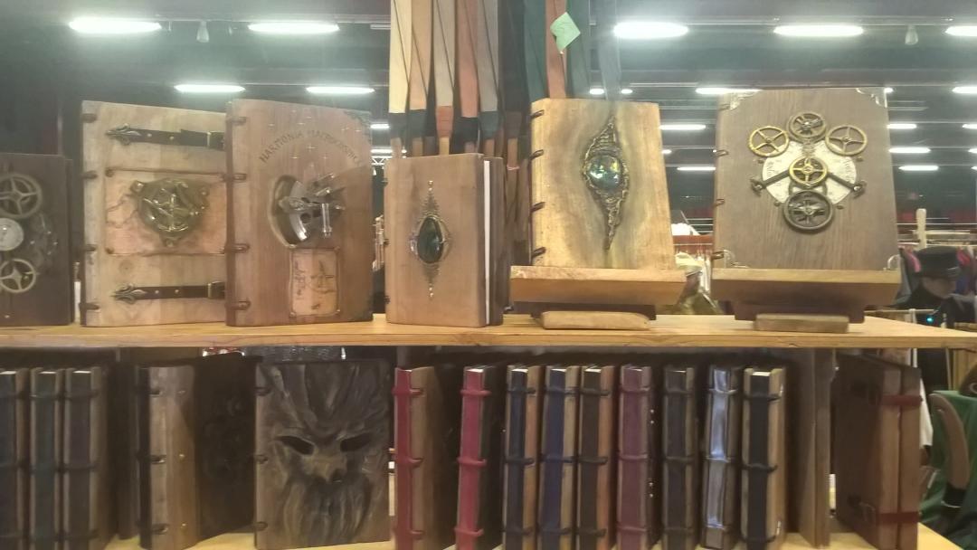 Livres avec couvertures en bois décorées