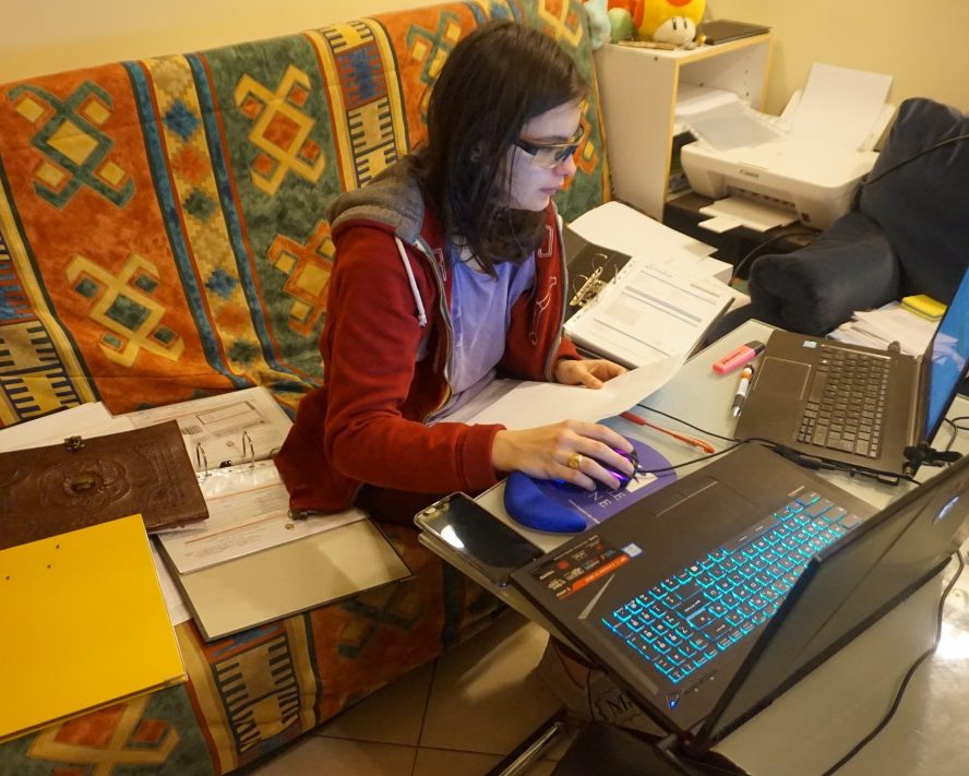 Fleur en pleine séance de travail administratif