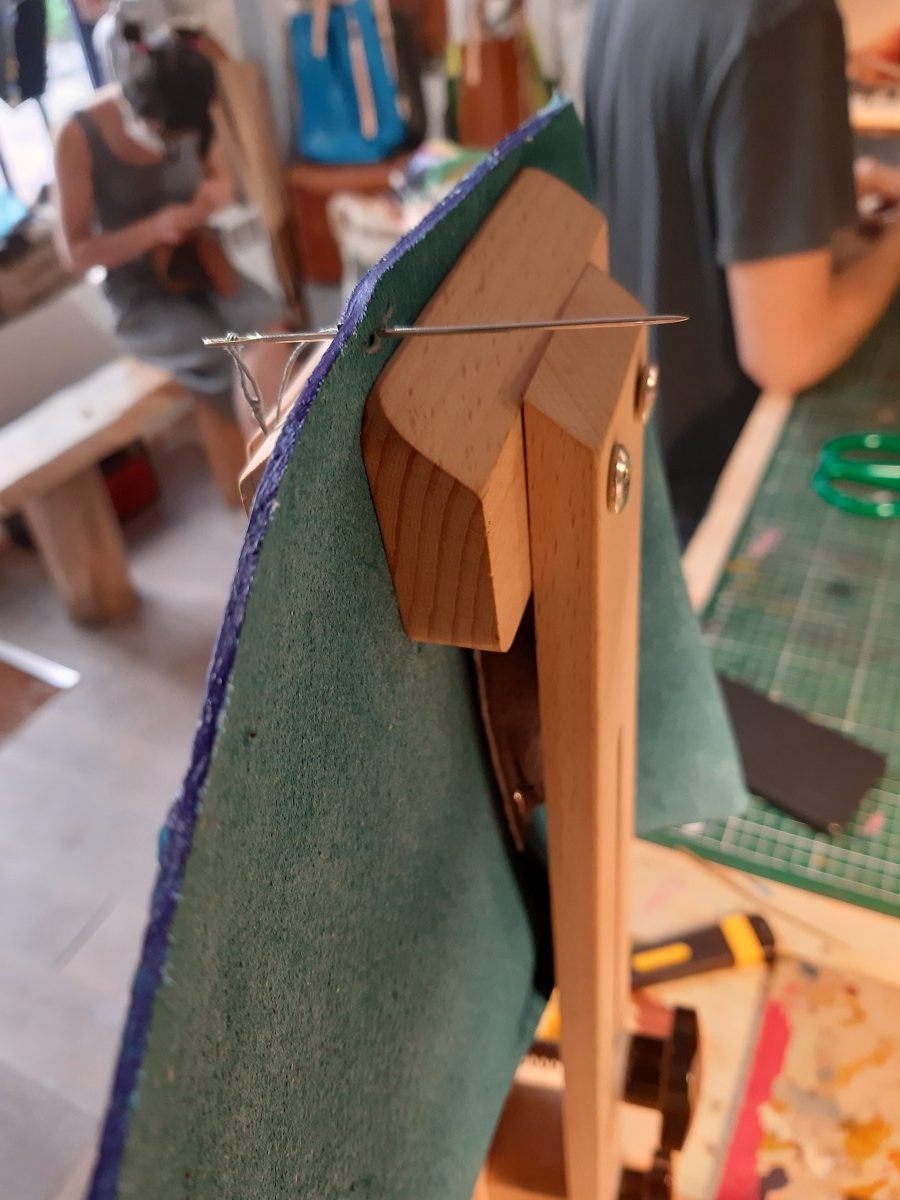 Cuir placé sur un chevalet en bois - fond atelier