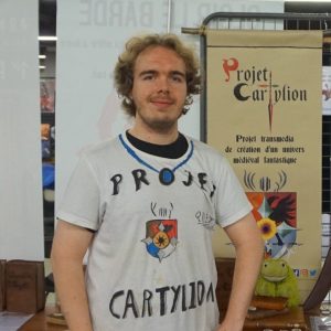 Vincent dans un tee-shirt Projet CarTylion sur le stand au Salon Fantastique 2018