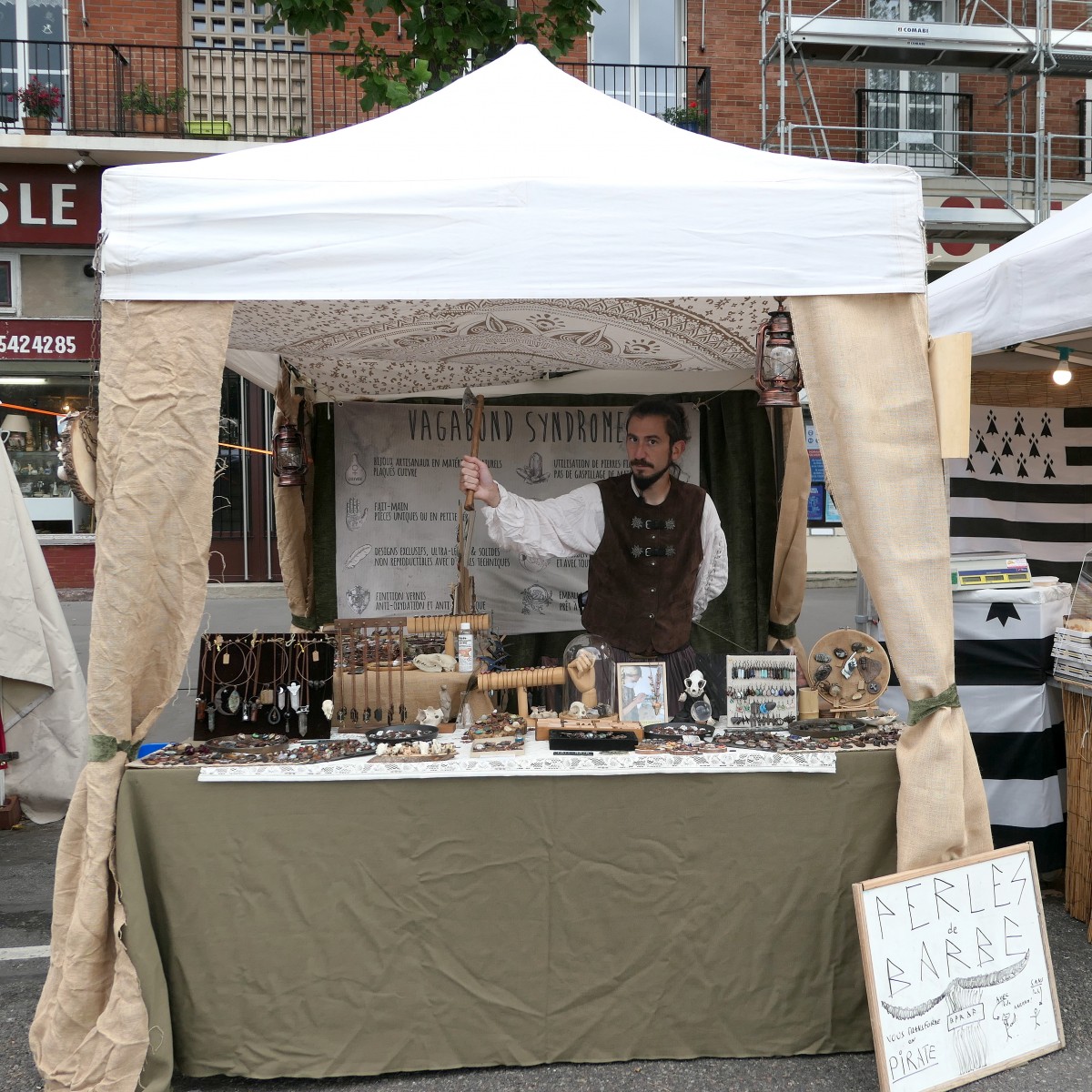 Jérémie est derrière le stand de notre partenaire Vagabond Syndrome au festival de la mer au Havre - septembre 2020