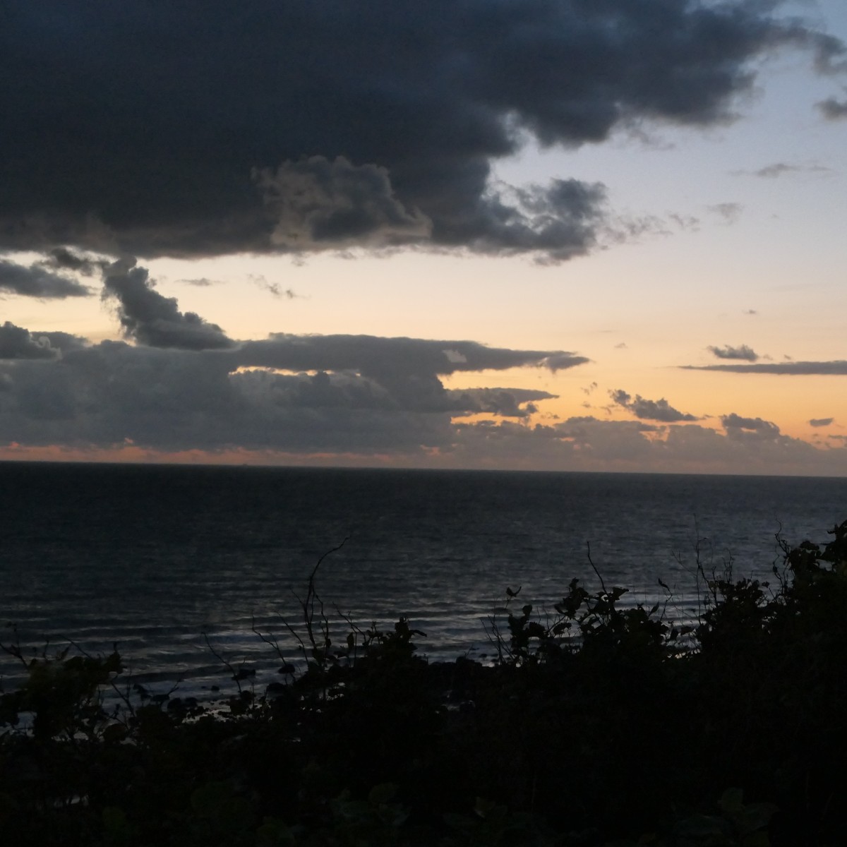 Coucher de soleil nuageux sur la mer