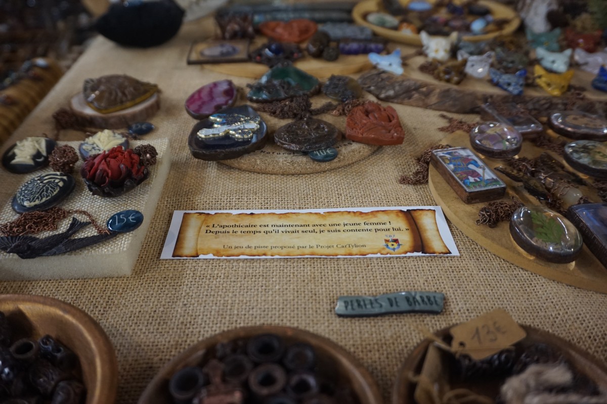 Feuille parchemin sur un stand de bijoux