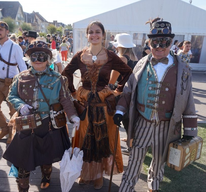 Deux personnages steampunk marron et bleu ciel avec la Barenne Fleur