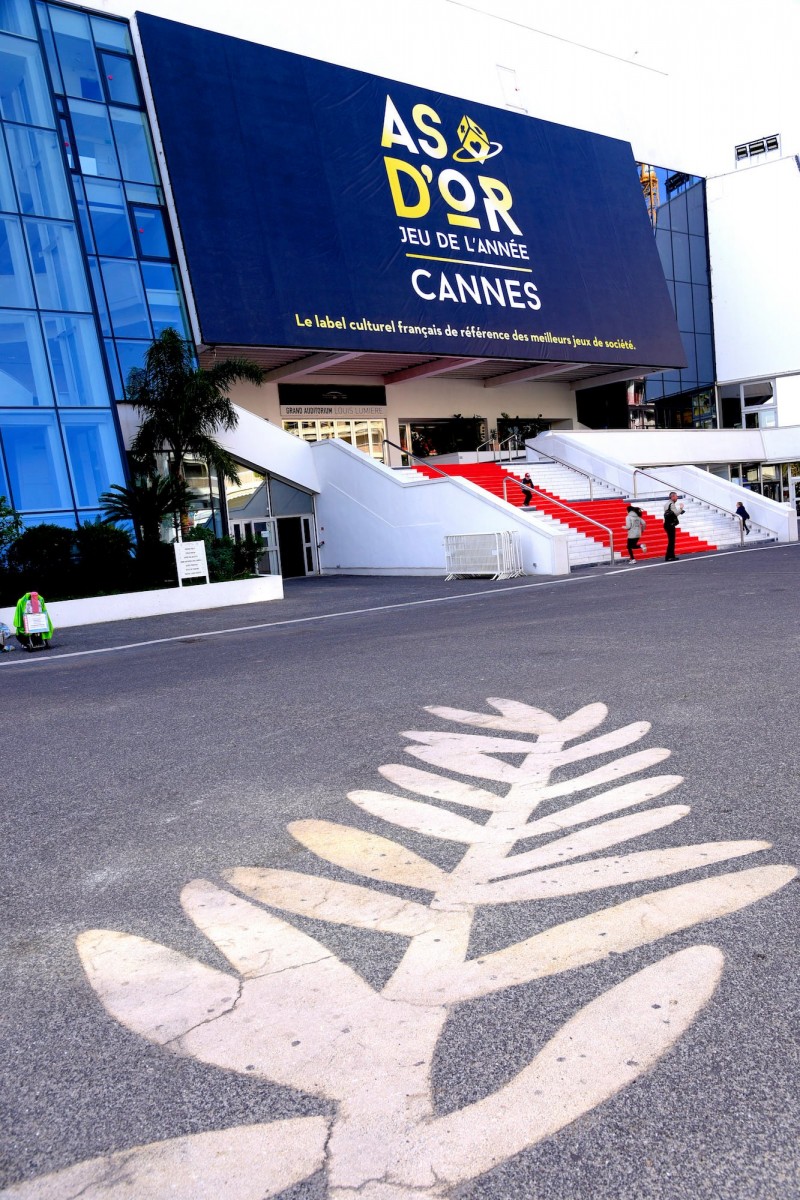 Palme d'or sur le bitume et entrée du Palais des Festivals de Cannes