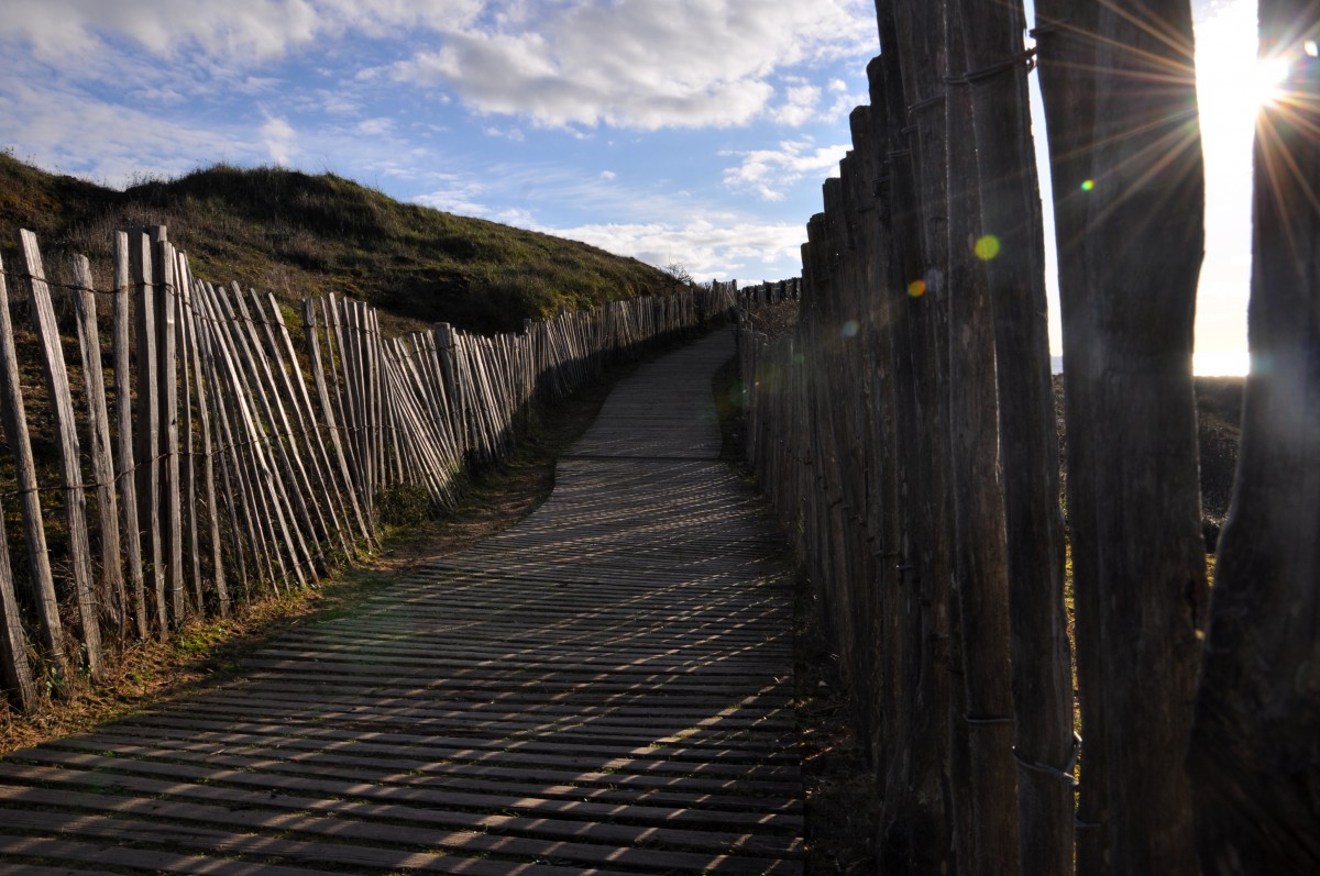 Chemin en lattes de bois sur une plage