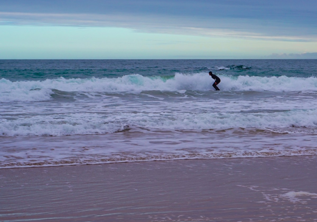 Surfeur debout en train de prendre une vague !