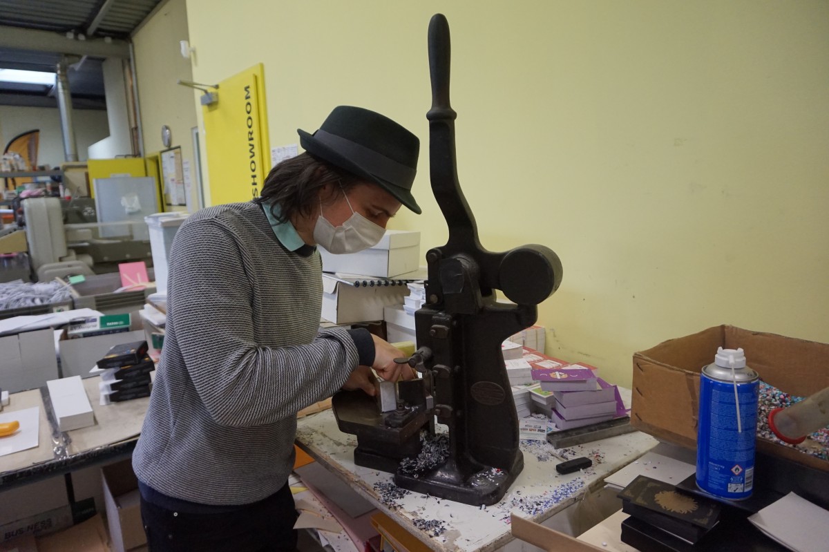 Florian à la machine de découpe des angles