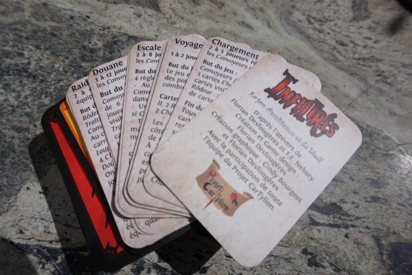 Eventail de cartes beiges : cartes de règles de la version familiale